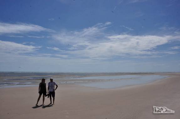 A Ana e o Guto, durante a caminhada de Fortim a Canoa Quebrada, no litoral do Ceará